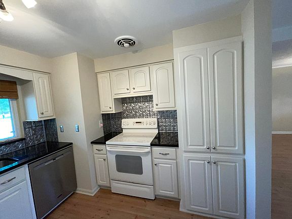 5th image of 215 Eyre Ave