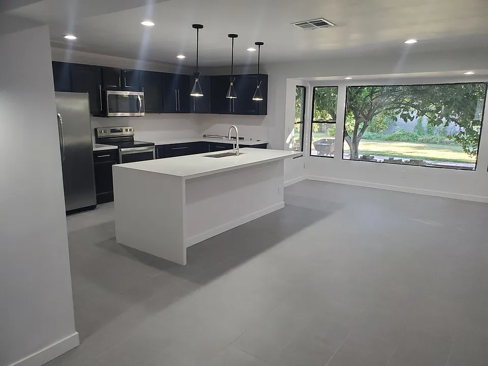 1439 E Solano Dr