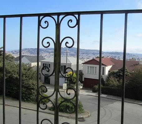 1st image of 600 Los Palmos Dr