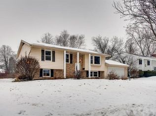 921 Foxwood Cir, Geneva, IL 60134