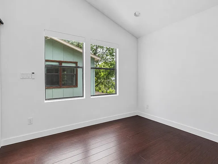 2704 E 4th St — Photo 24