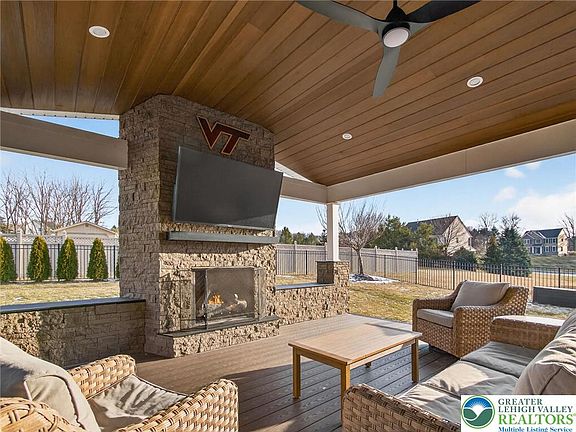 4th image of 1455 Saratoga Cir