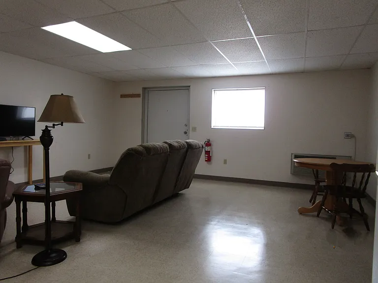 704 Deahl St — Photo 3