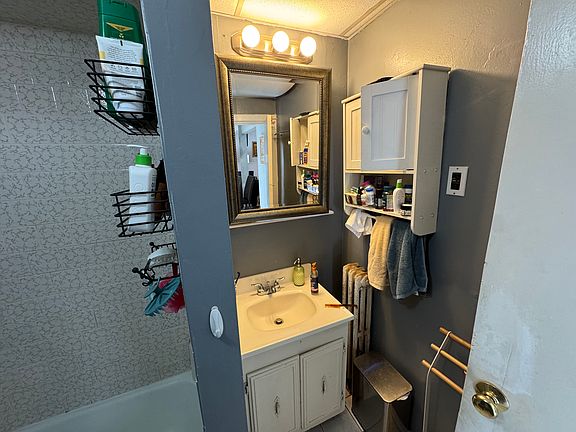 4th image of 190 Holland St #4