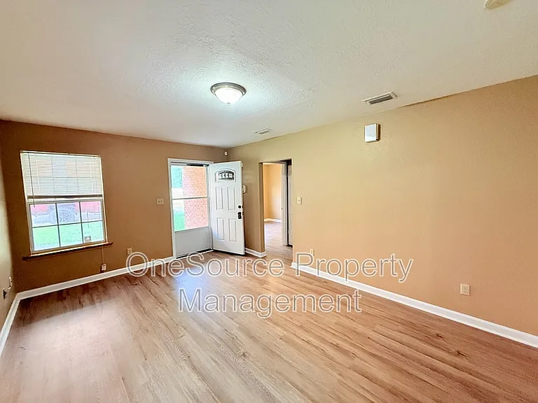 216 S Jackson St — Photo 3