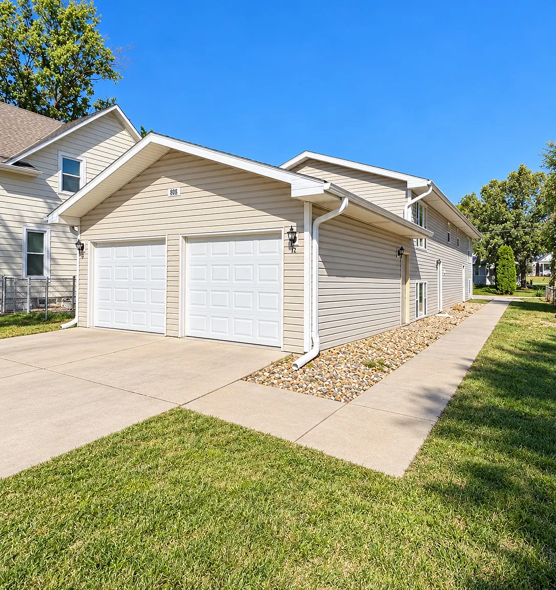 4 bed, $1,995 — Photo 1