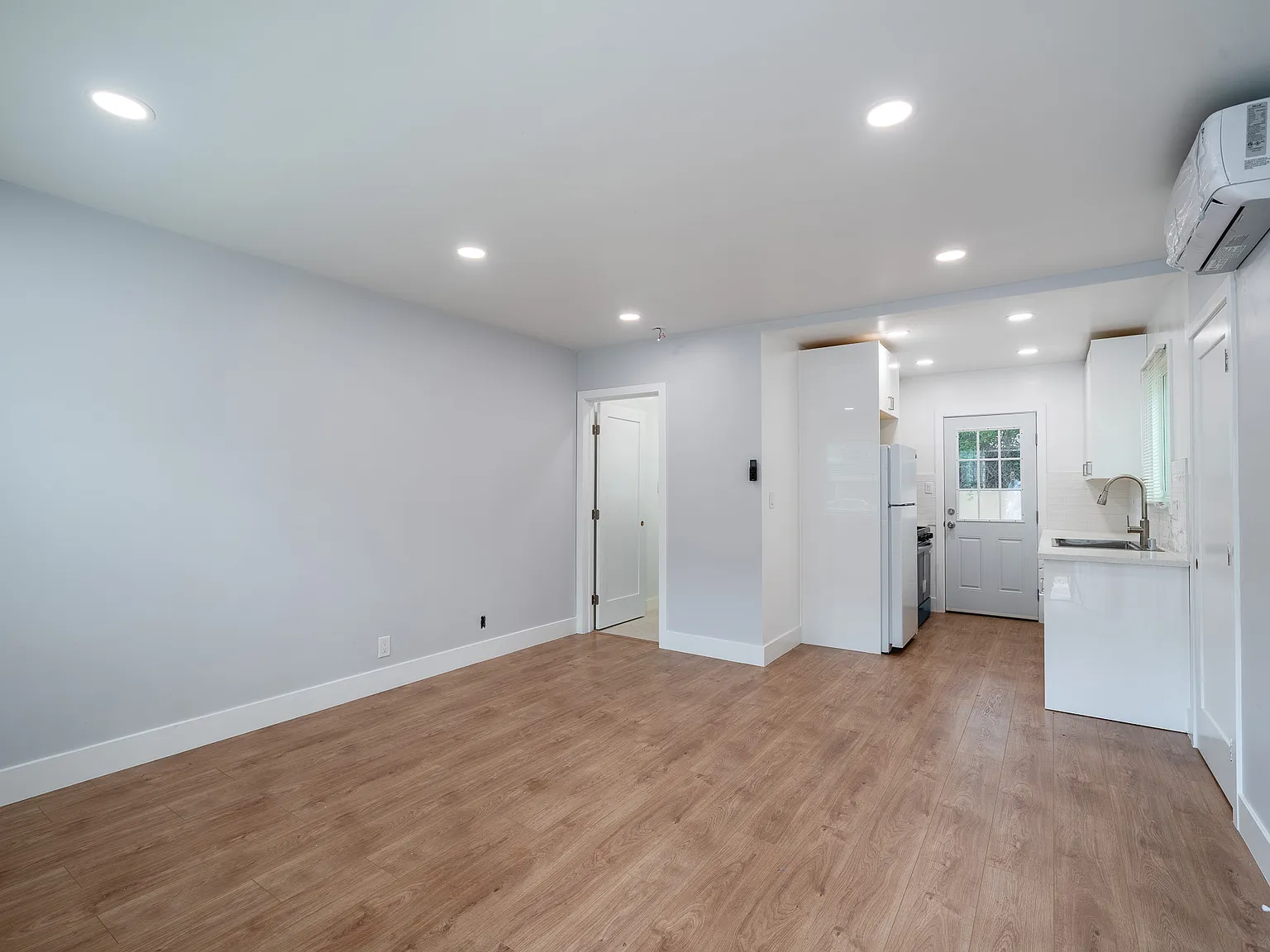 Studio, 400 sqft, $1,800 — Photo 2