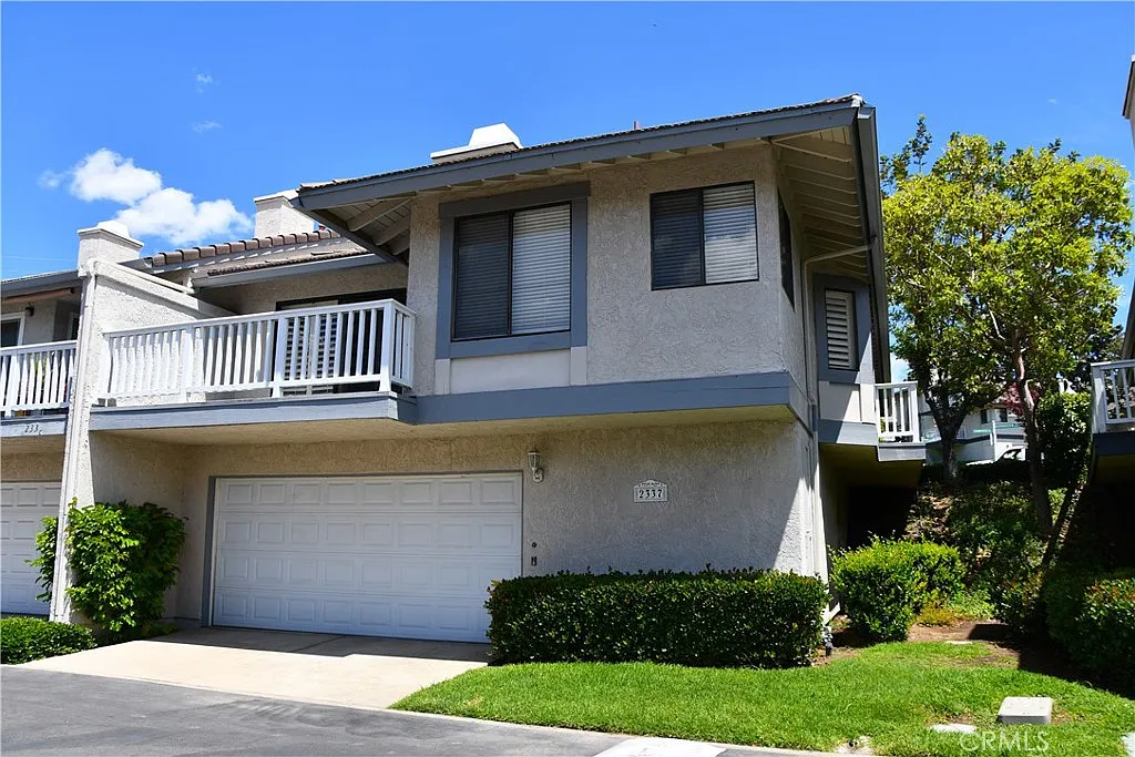 Building Photo - 2337 E Skyline Dr