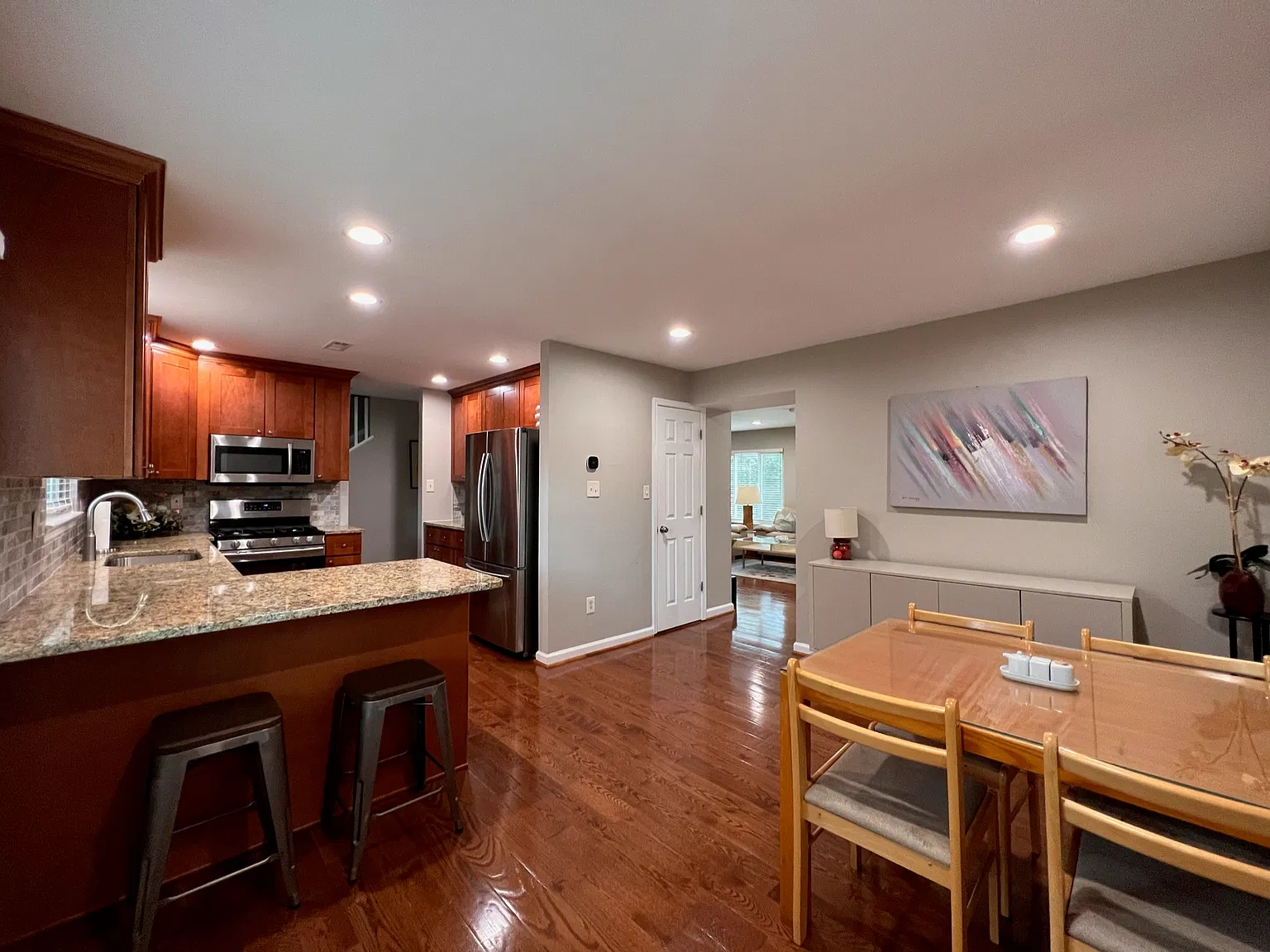 3 bed, 2500 sqft, $3,300 — Photo 4