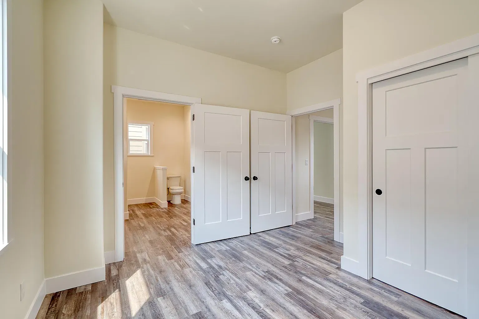 364 W Washington Ave — Photo 3