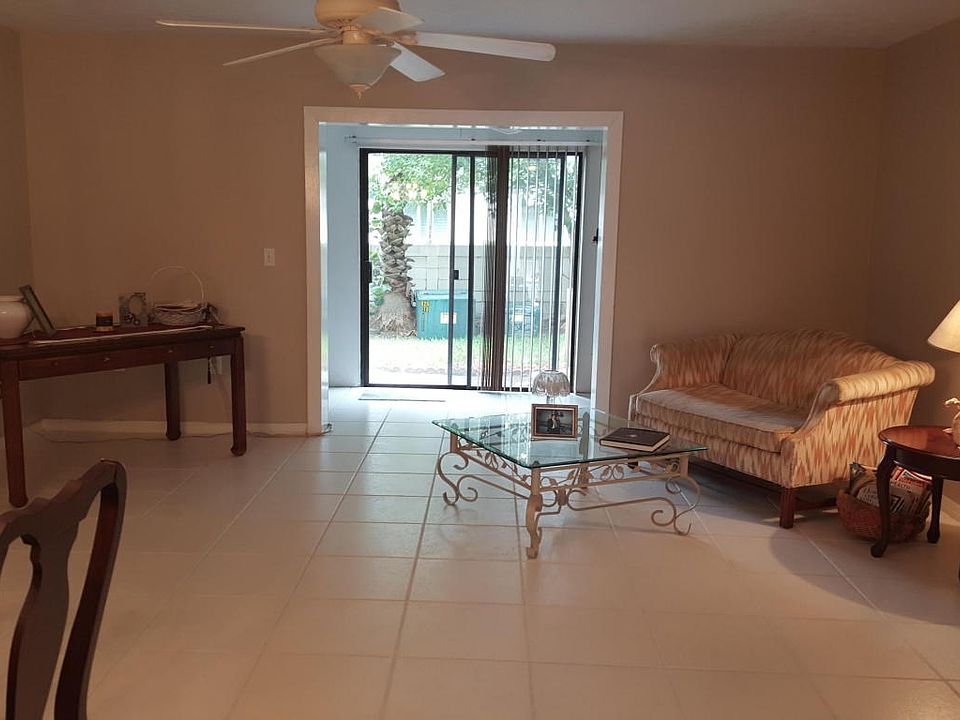 LARGE LIVING ROOM