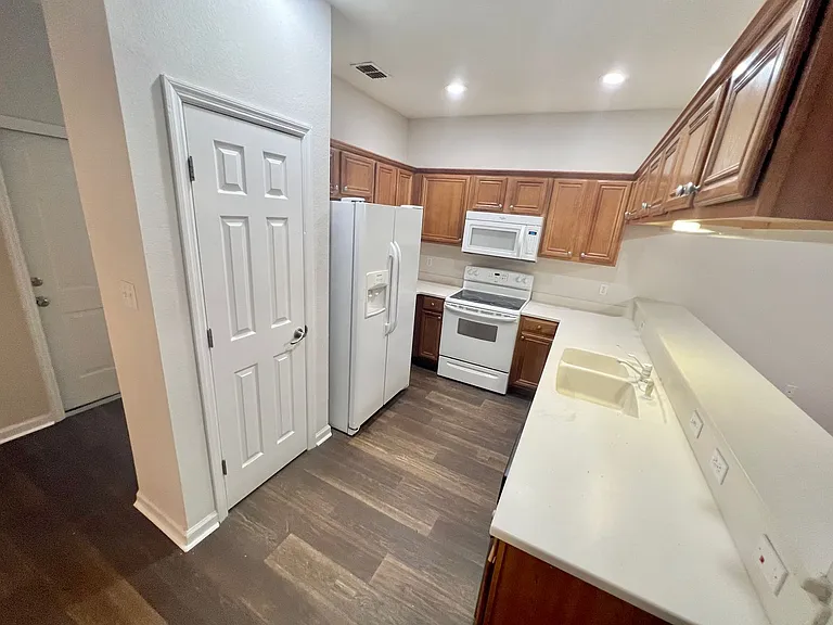 1320 Hendrix Rd — Photo 8