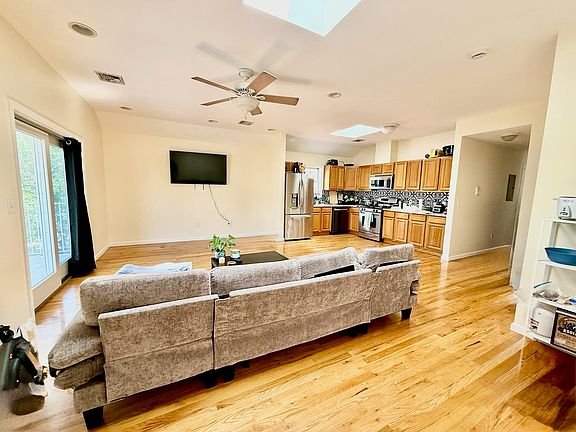 4th image of 264 Custer Ave Floor 2