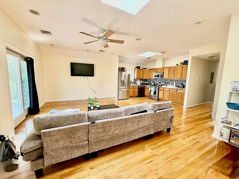 264 Custer Ave #2 — Photo 4