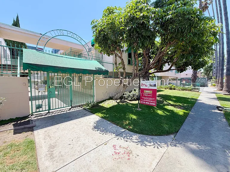 5916-5922 Carlton Way/1555 N. Bronson — Photo 20
