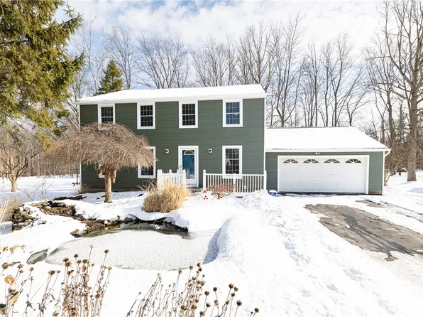 28 Thistlewood Ln, Spencerport, NY 14559