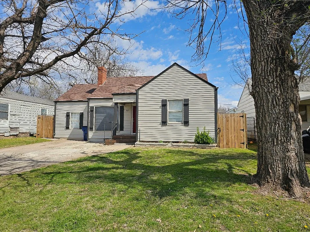 4 bed, 1.0 bath, 1200 sqft, $1,200 — Photo 1