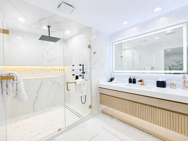 695 NE 15th Pl — Photo 16
