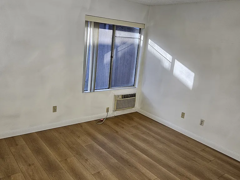 1042 W Pine St #B — Photo 10