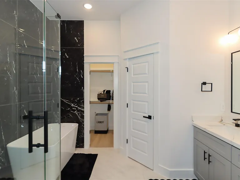 4902 Higgins St #B — Photo 24