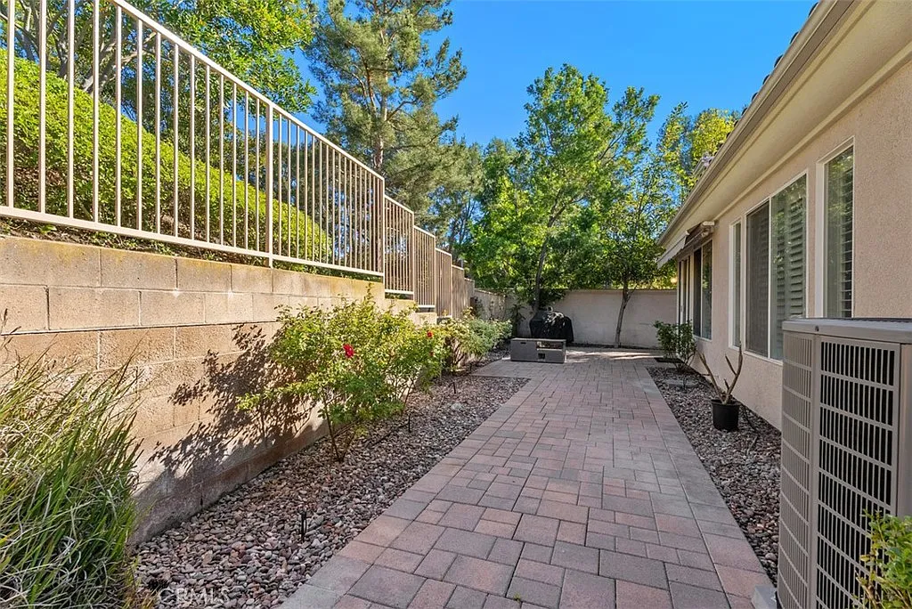 2 bed, 1900 sqft, $4,400 — Photo 3
