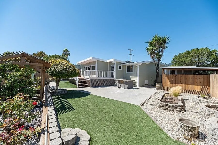121 Harbor Drive photo 1