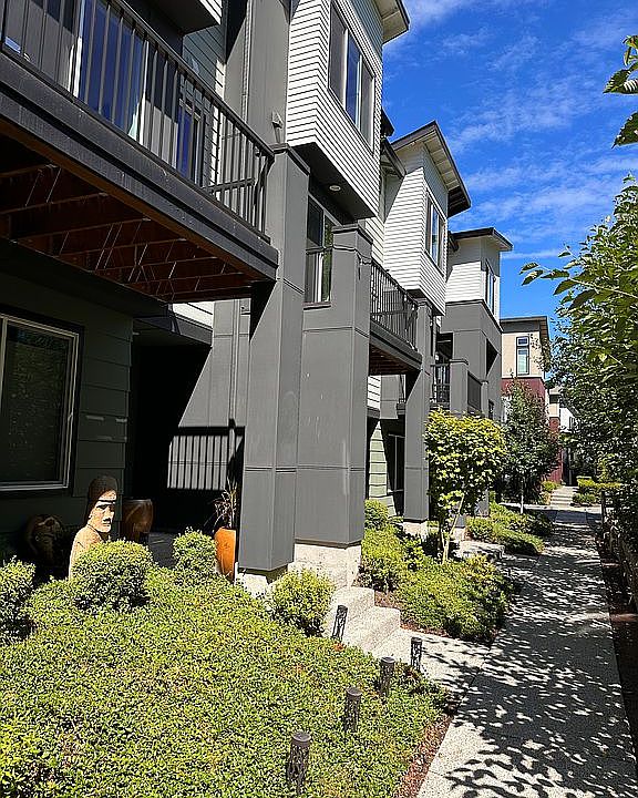 2nd image of 524 238th Pl SE Unit D