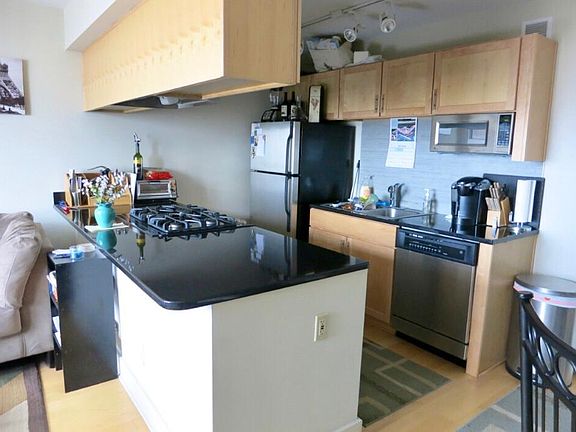 3rd image of 600 E 8th St APT 8B