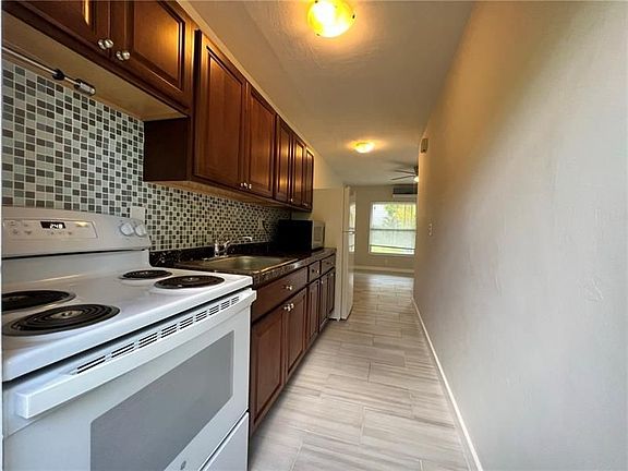 3rd image of 625 NE 14th Ave APT 3