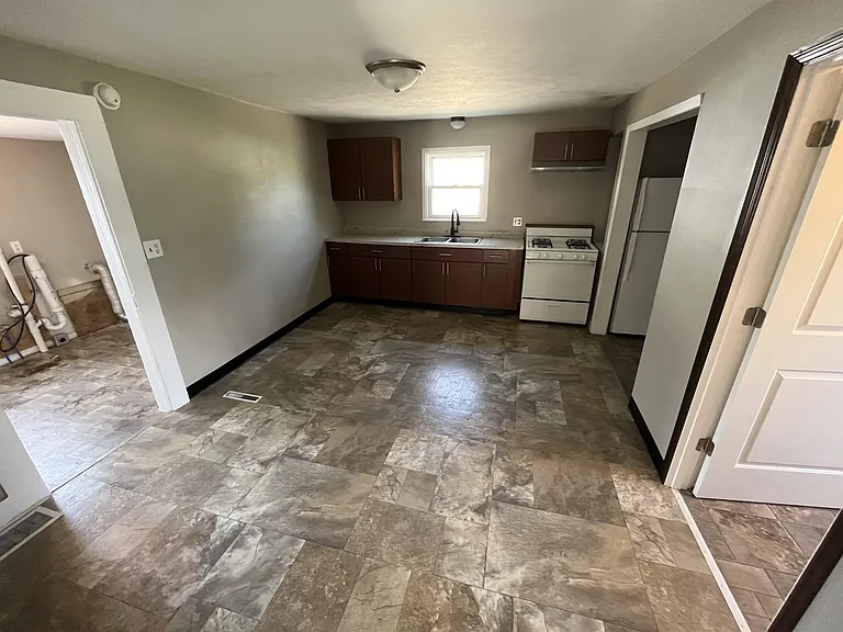 1209 E Cherry St — Photo 3
