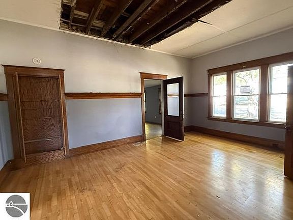 3rd image of 319 E Nelson St