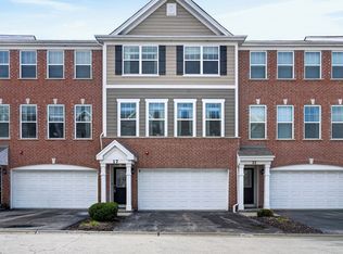 17 Grey Wolf Dr, Wheeling, IL 60090