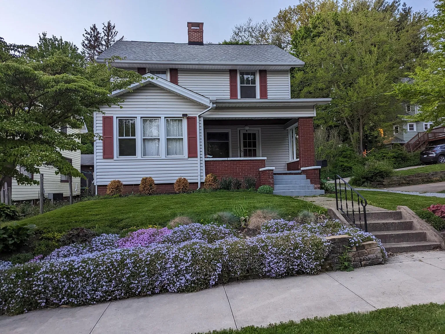 4 bed, 2.5 bath, 2600 sqft, $1,900 — Photo 2