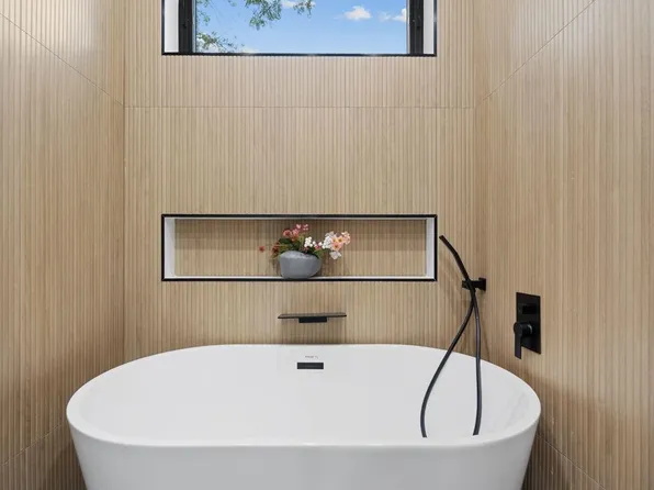 373 New York Avenue image 14 of 25