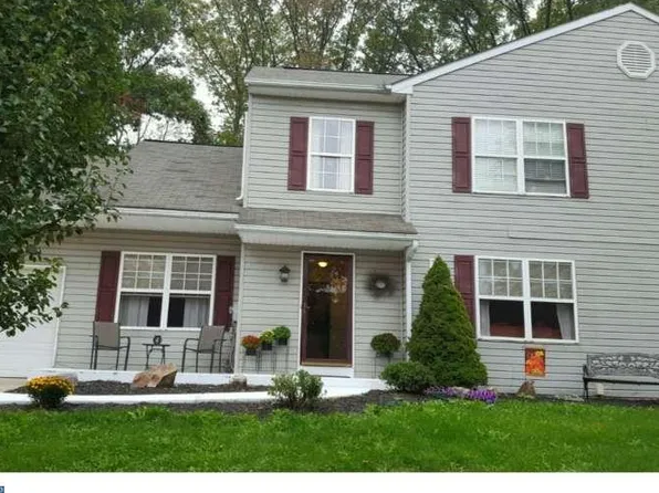 2506 Cedarfield Ln, Quakertown, PA 18951