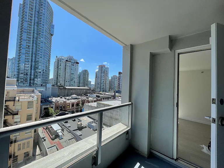 828 Howe St — Photo 17