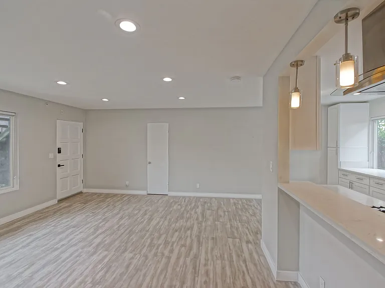 1923 Vanderbilt Ln — Photo 19