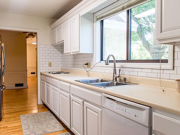 4th image of 15 Foster Ave
