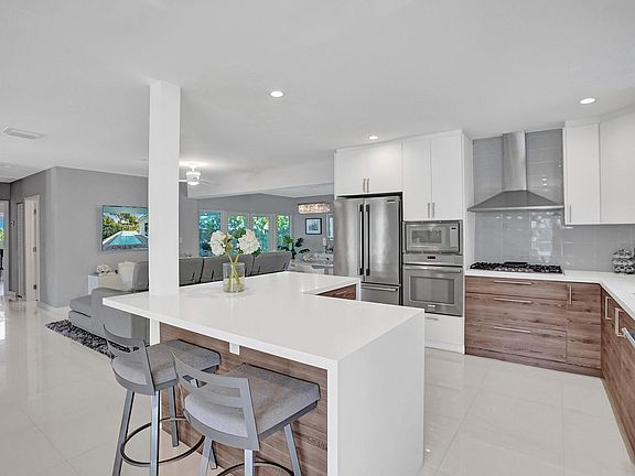 5th image of 551 NE 13th Avenue