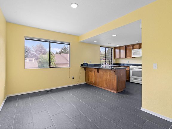 4th image of 2511 174th Ave NE
