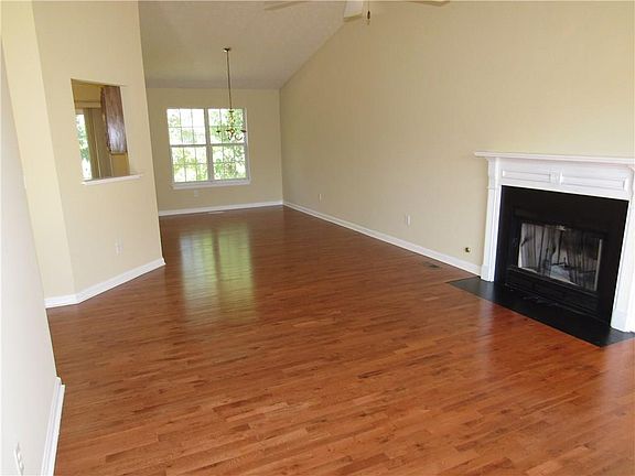 4th image of 162 Strawbridge Trce