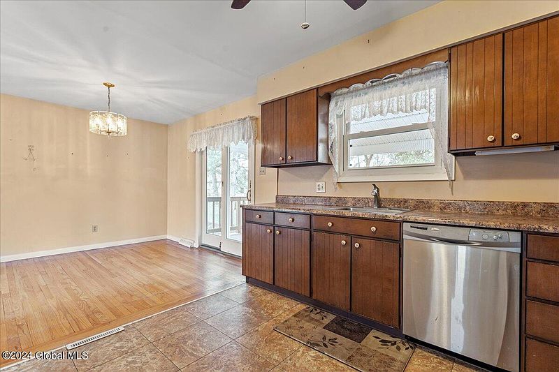 4th image of 1158 Hendrickson Avenue