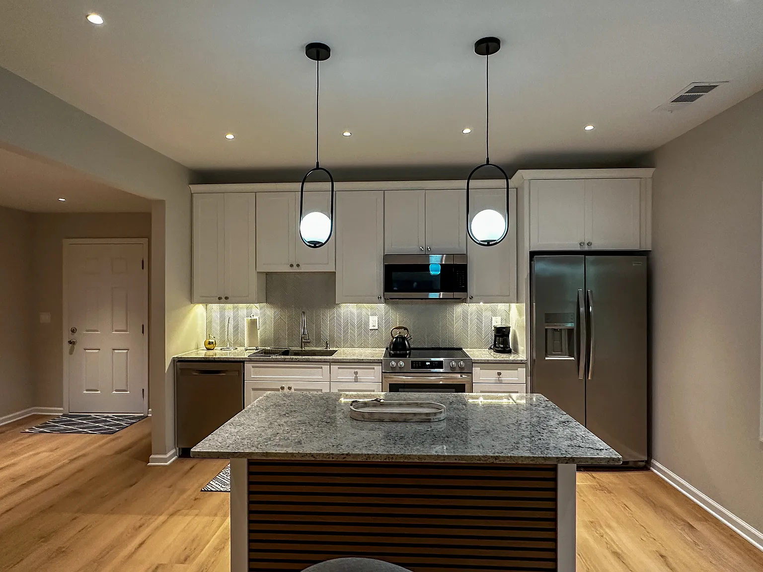 1 bed, 1000 sqft, $1,600 — Photo 3
