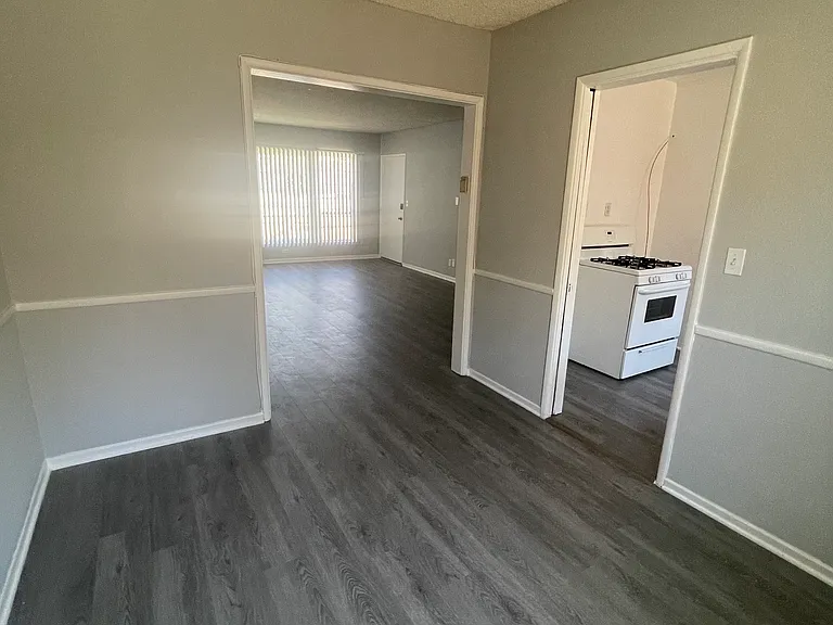 15513 Victory Blvd #D — Photo 8