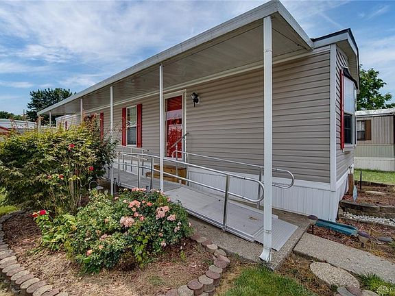 5th image of 60 Palace Dr