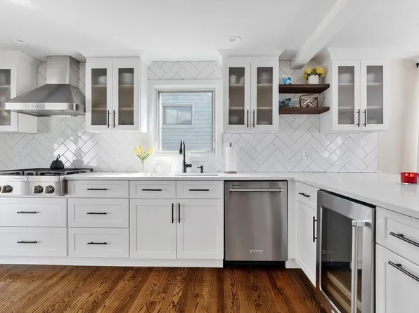 28 Thompson St, Hyde Park, MA 02136