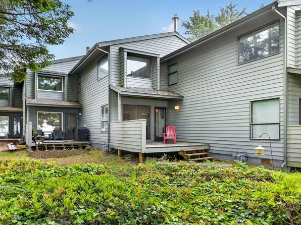 3250 NW Oceanview Dr APT 18, Newport, OR 97365