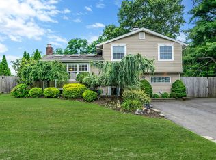 1902 Phillips Dr, Medford, NY 11763