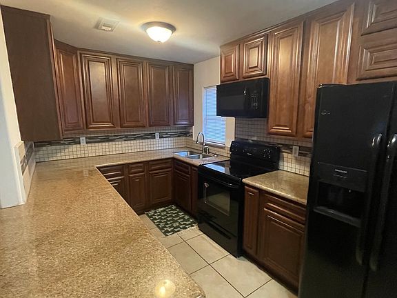 4th image of 2808 Larkin St #B