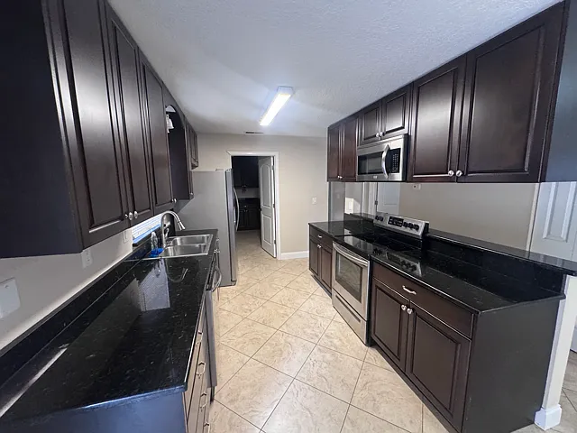 Updated 2 Bedroom 1 Bath unit with private and fenced backyard — Photo 2